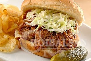 Цуулсан гахайн махтай сандвич (Pulled pork sandwich)