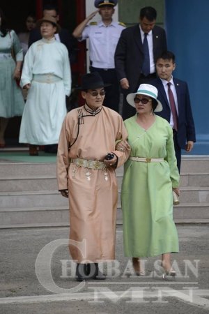 Улс төрчид, урлаг соёлын оддын наадмын гангараа