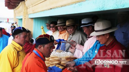 Арслан цолтон шинээр төрсөн аймгийн наадмын бөхийн барилдааны тойм