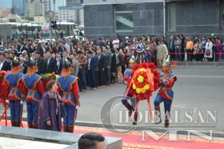 Хэлмэгсдийн хөшөөнд цэцэг өргөх үйл ажиллагаанд Монгол Ардын намын удирдлагууд оролцлоо