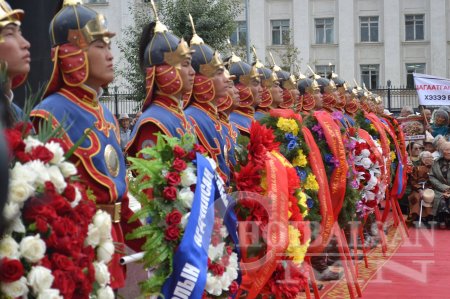 Хэлмэгсдийн хөшөөнд цэцэг өргөх үйл ажиллагаанд Монгол Ардын намын удирдлагууд оролцлоо