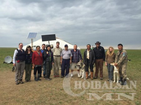 Цагаан зээрт сансрын дохиололтой хүзүүвч суулгаж байна