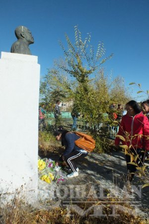 Дорнод аймгийн Дашбалбар сумын ард иргэд С.Зоригийн хөшөөнд цэцэг өргөв