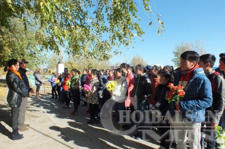 Дорнод аймгийн Дашбалбар сумын ард иргэд С.Зоригийн хөшөөнд цэцэг өргөв