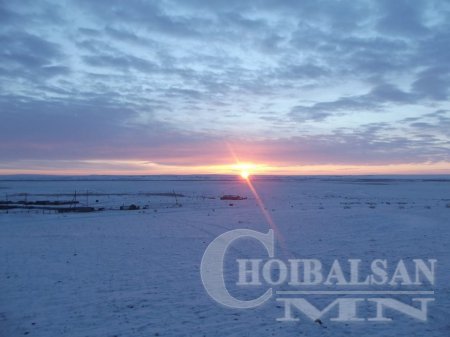 Чойбалсан хотод нар анхны цацрагаа бэлэглэж буй агшин.. Бунхан толгой..