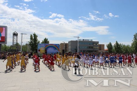 Чойбалсанчууд Хүүхдийн баяраа нижгэр тэмдэглэж байна /фото мэдээ/