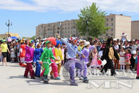 Чойбалсанчууд Хүүхдийн баяраа нижгэр тэмдэглэж байна /фото мэдээ/