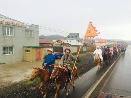 С.Жавхлан 99 морьтонтой хамт  тангараг өргөхөөр айсуй