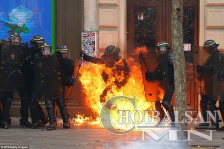 Францад эсэргүүцлийн жагсаал болжээ