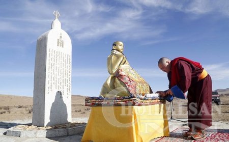 Нийслэлийн анхны суурийг тавьсан газарт Өндөр гэгээн Занабазарын дүрийг зал ...