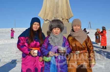 Дорнодын ээжүүд үр хүүхэд, улс орныхоо буян заяаг даатгаж, сүү өргөлөө