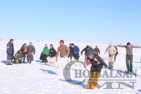 Баяндун сумын ард иргэд, албан байгууллагууд Цас мөсний баяраа хийв