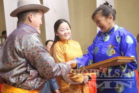 Баяндун сумын Олон Улсын эмэгтэйчүүдийн эрхийг хамгаалах өдрийн баярын хурал