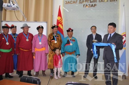 Гарамгай харваач Н.Нацагдорж ахлагчтай Дорнод аймгийн  эрэгтэй баг харваачи ...