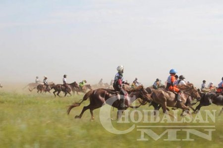 Аймгийн Уяачдын холбооны ойн наадам будлиантай болжээ