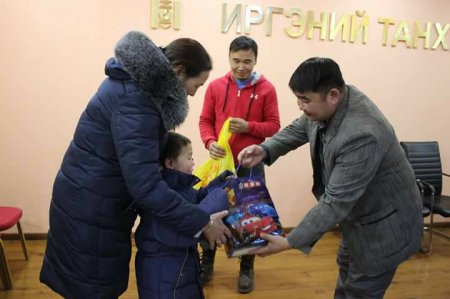 "НУТГИЙН ХӨГЖИЛД ХҮН БҮРИЙН ОРОЛЦОО" санаачлагын хүрээнд хувцас болон гарын бэлэг гардуулав